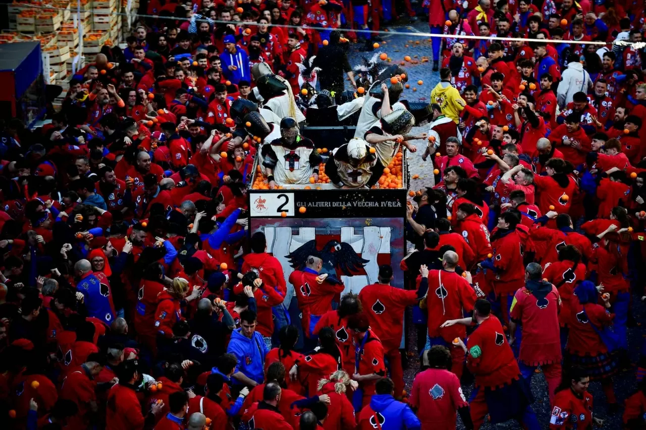 Lễ hội ném cam náo nhiệt ở Italy Lễ hội ném cam náo nhiệt ở Italy