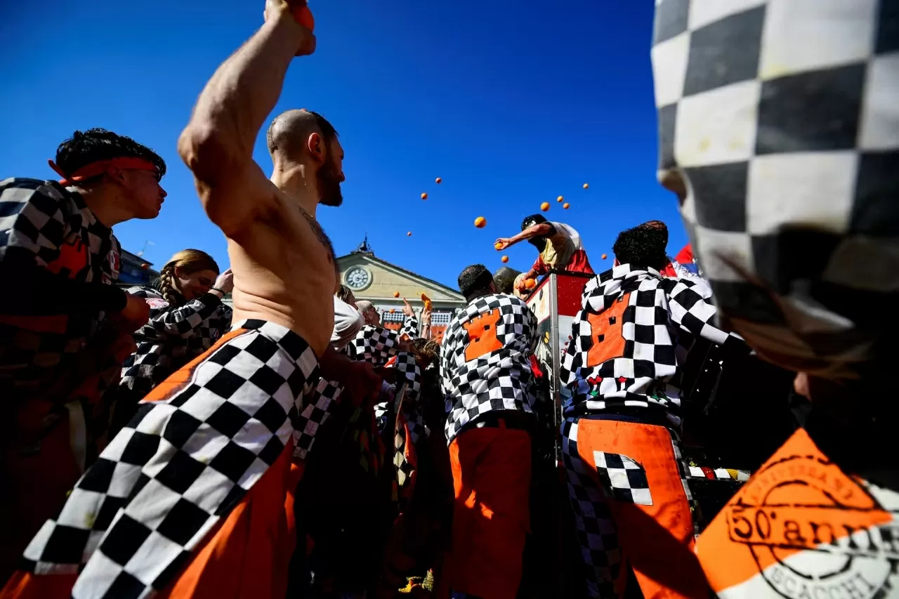 Lễ hội ném cam náo nhiệt ở Italy Lễ hội ném cam náo nhiệt ở Italy