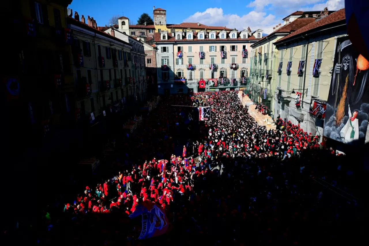 Lễ hội ném cam náo nhiệt ở Italy Lễ hội ném cam náo nhiệt ở Italy