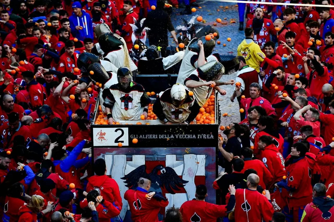 Lễ hội ném cam náo nhiệt ở Italy