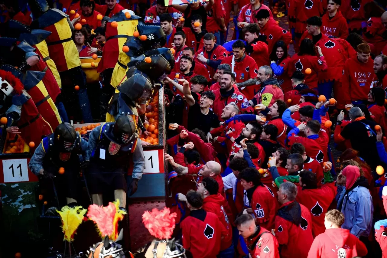 Lễ hội ném cam náo nhiệt ở Italy