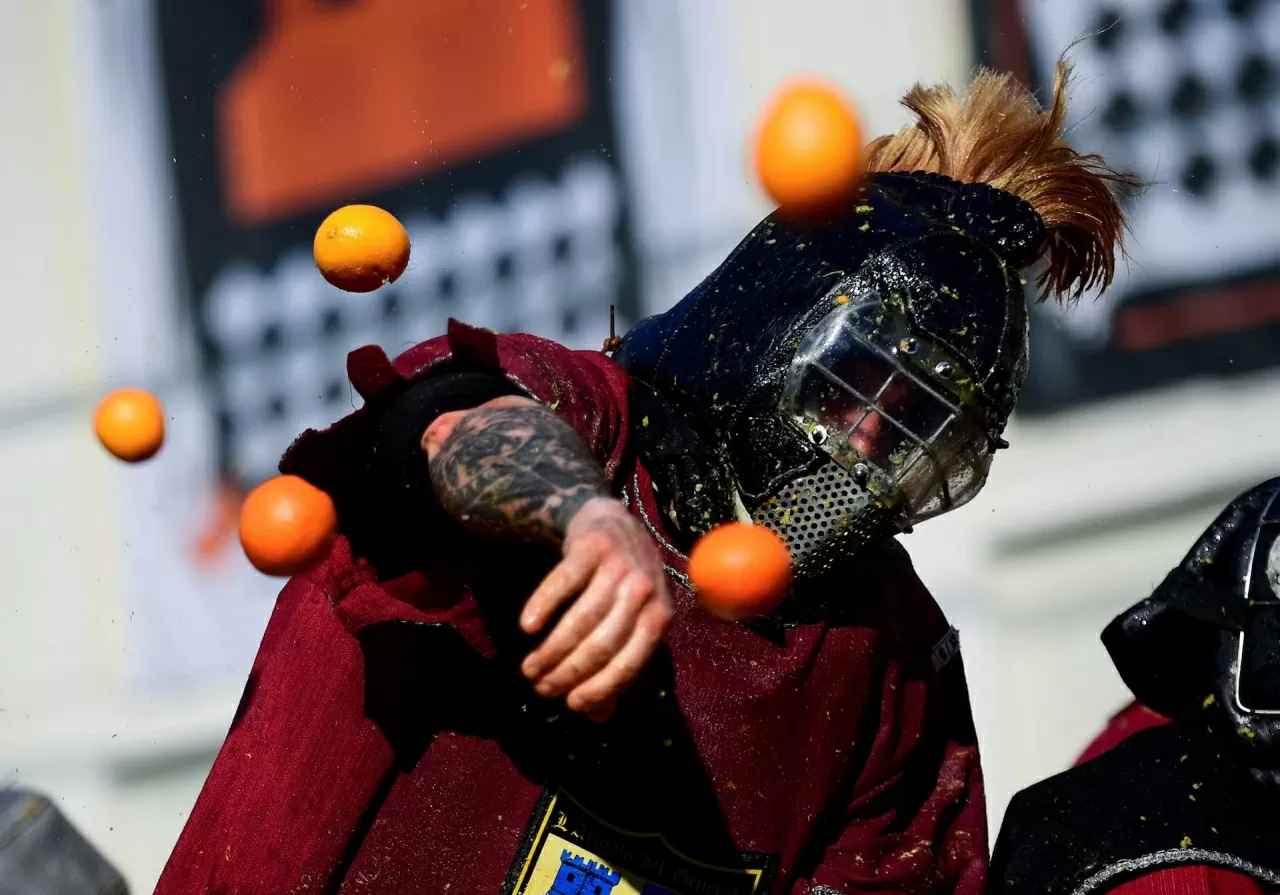 Lễ hội ném cam náo nhiệt ở Italy Lễ hội ném cam náo nhiệt ở Italy