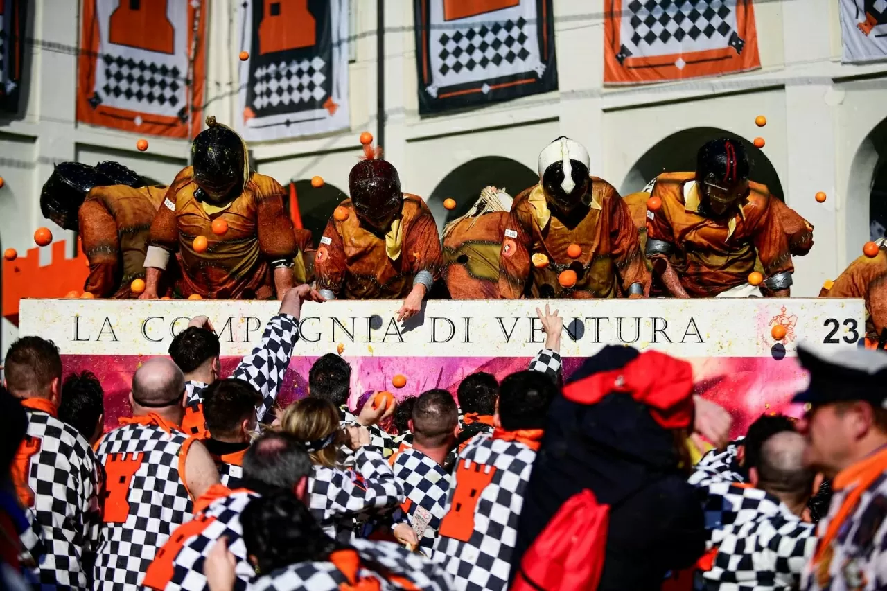 Lễ hội ném cam náo nhiệt ở Italy Lễ hội ném cam náo nhiệt ở Italy