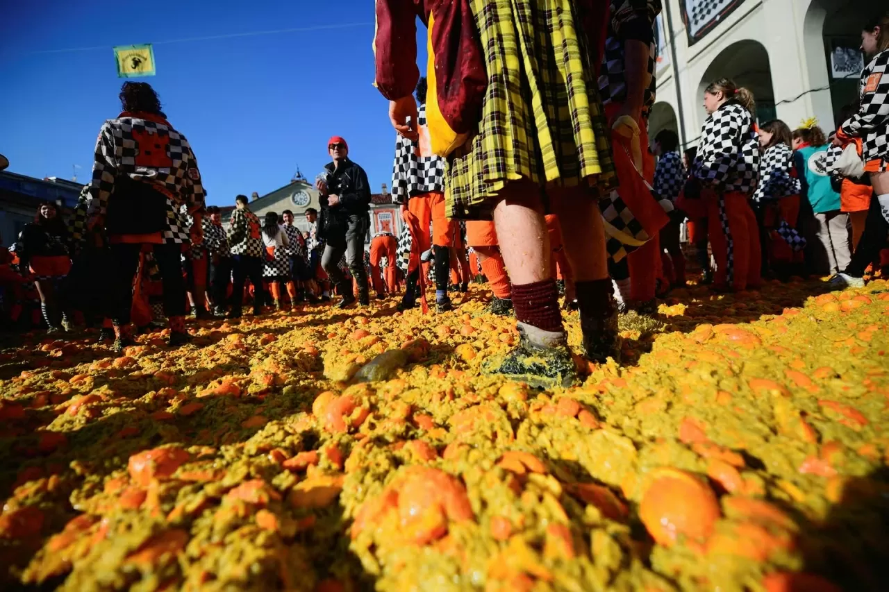 Lễ hội ném cam náo nhiệt ở Italy