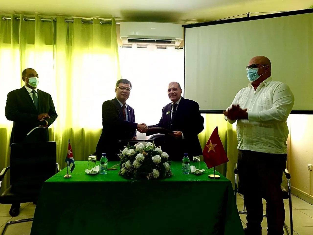 Hỗ trợ khám chữa bệnh cho cộng đồng người Việt tại Angola Hỗ trợ khám chữa bệnh cho cộng đồng người Việt tại Angola