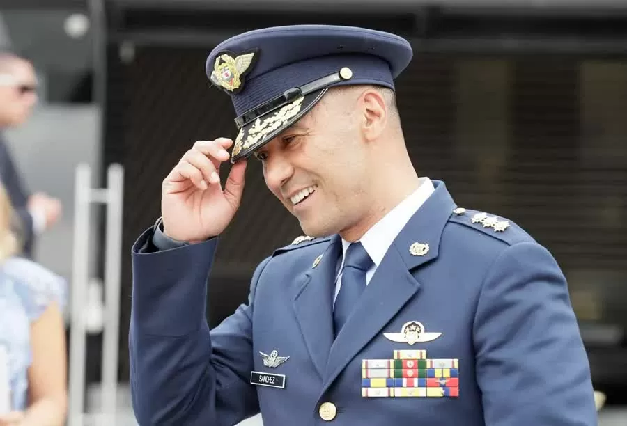 Ông Sánchez Suárez là sĩ quan đã nghỉ hưu của Lực lượng Không quân Colombia (FAC), nơi ông phục vụ suốt 35 năm. Ông Sánchez Suárez là sĩ quan đã nghỉ hưu của Lực lượng Không quân Colombia (FAC), nơi ông phục vụ suốt 35 năm.