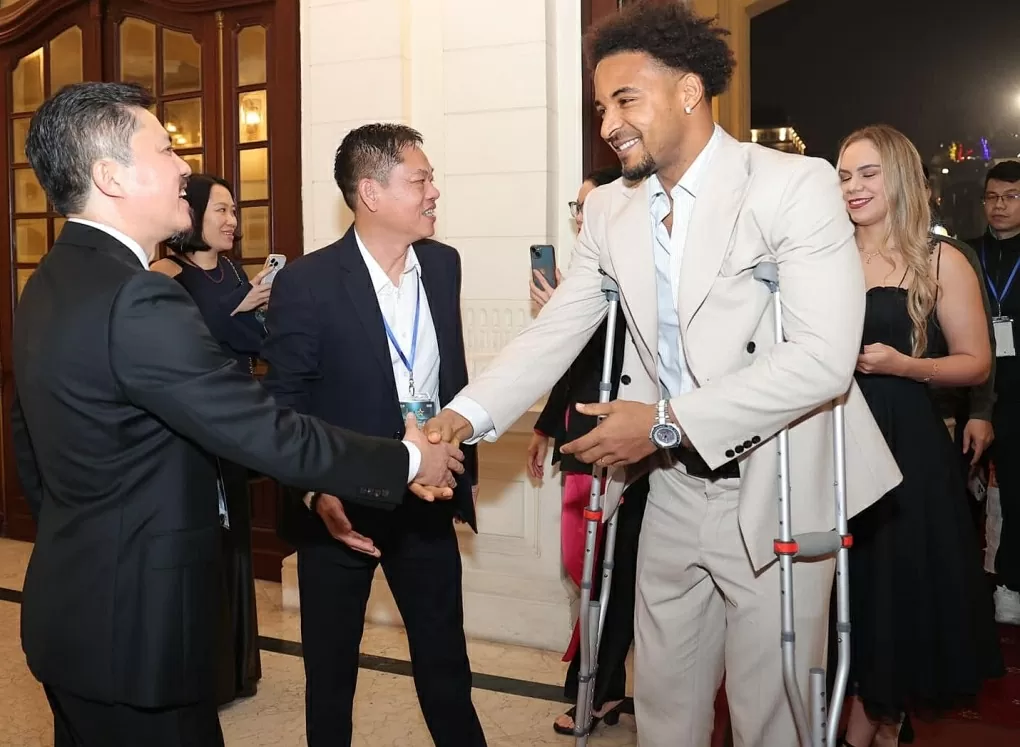 Hình ảnh tiền đạo Xuân Son nhận giải Cống hiến Hình ảnh tiền đạo Xuân Son nhận giải Cống hiến