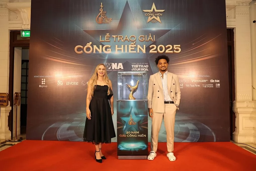 Hình ảnh tiền đạo Xuân Son nhận giải Cống hiến