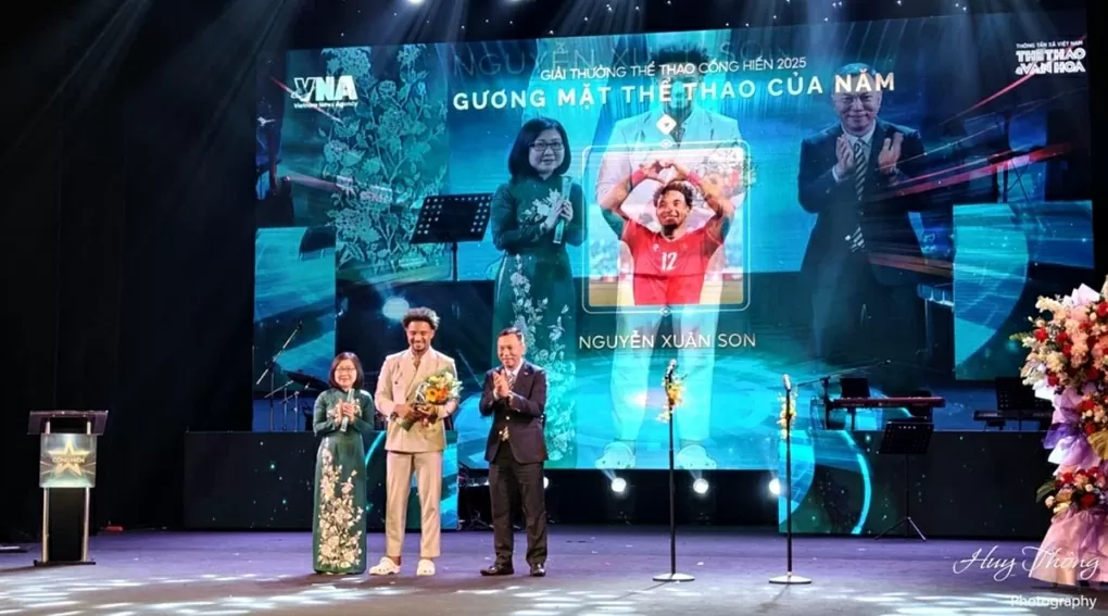 Hình ảnh tiền đạo Xuân Son nhận giải Cống hiến