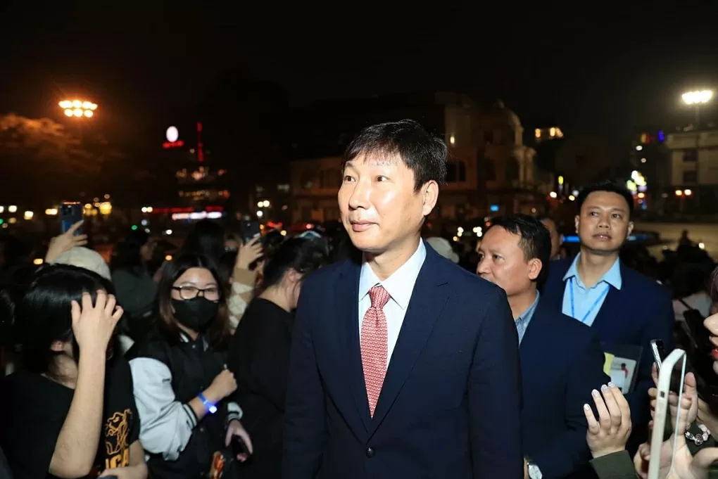 Hình ảnh tiền đạo Xuân Son nhận giải Cống hiến