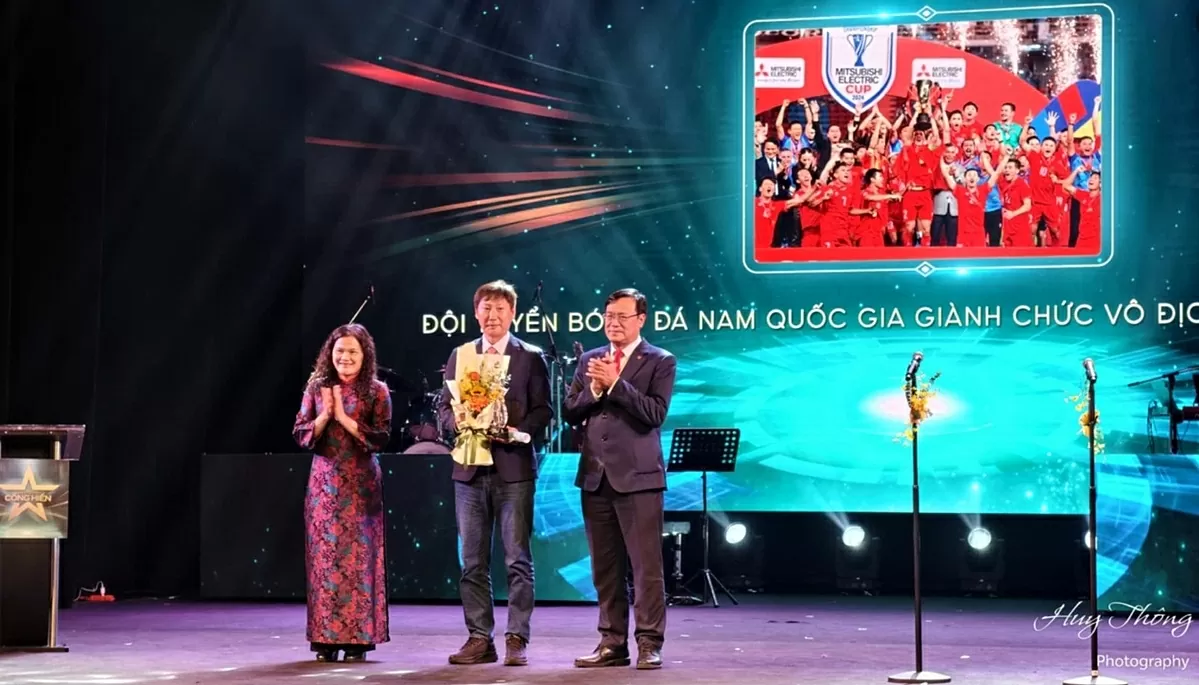 Hình ảnh tiền đạo Xuân Son nhận giải Cống hiến