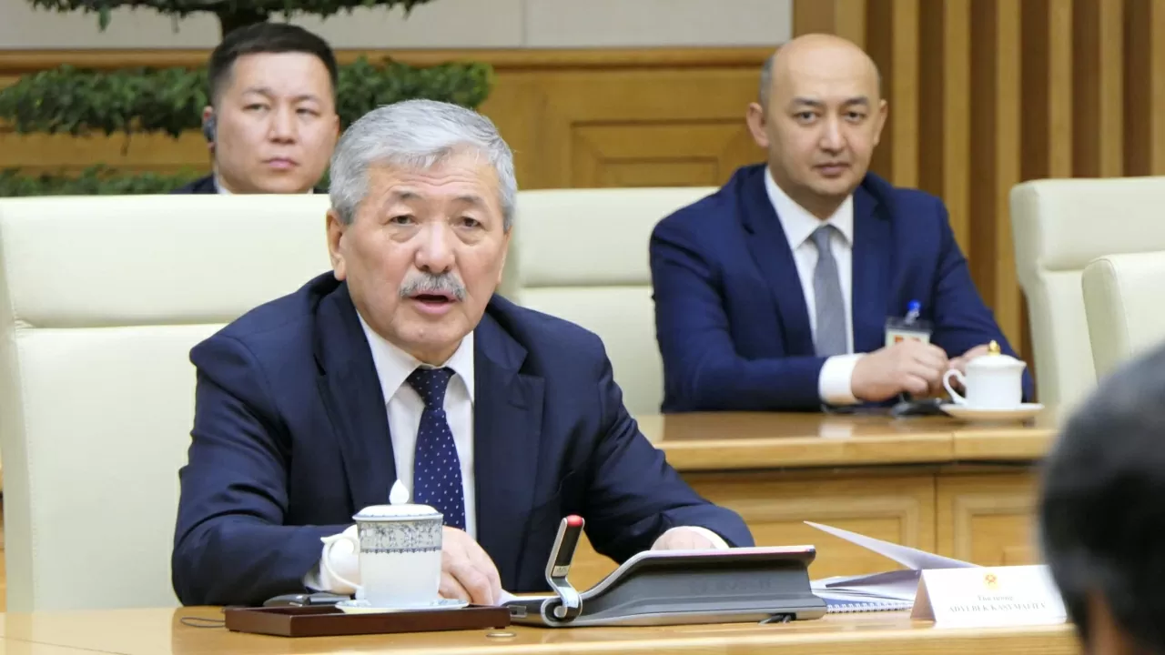 Thủ tướng Adylbek Kasymaliev mong muốn cùng Việt Nam phát triển hợp tác song phương trên các lĩnh vực mà hai bên có thế mạnh và tiềm năng.. (Ảnh:Thành Long) Thủ tướng Adylbek Kasymaliev mong muốn cùng Việt Nam phát triển hợp tác song phương trên các lĩnh vực mà hai bên có thế mạnh và tiềm năng.. (Ảnh:Thành Long)
