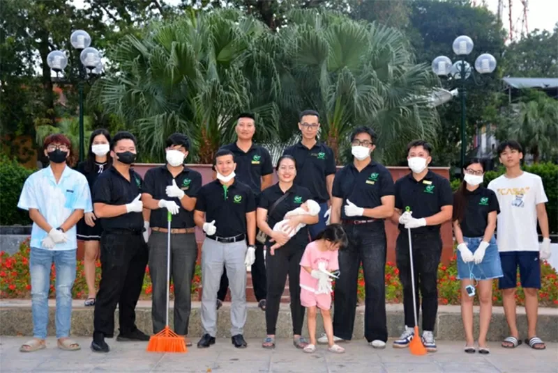 Chị Định cùng đội ngũ Hoàng Long Computer thực hiện gom rác.