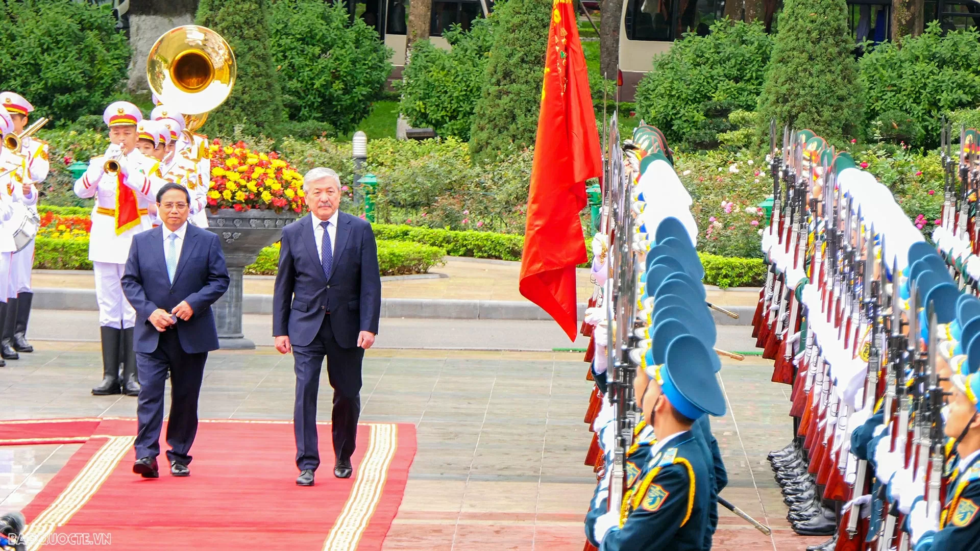 Thủ tướng Chính phủ Phạm Minh Chính chủ trì lễ đón Thủ tướng Kyrgyzstan Adylbek Kasimalyev thăm chính thức Việt Nam