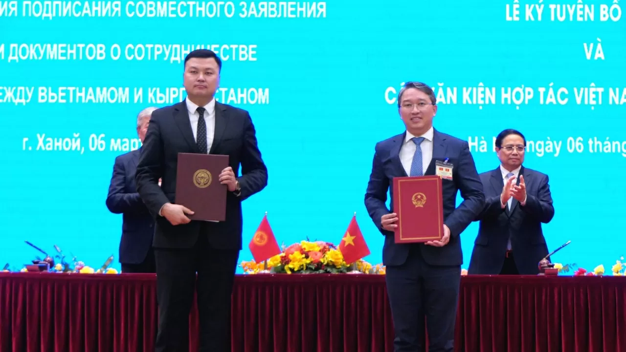 Hai Thủ tướng chứng kiến lễ ký và trao Bản ghi nhớ về hợp tác trong lĩnh vực pháp luật giữa Bộ Tư pháp Việt Nam và Bộ Tư pháp Cộng hòa Kyrgyzstan. (Ảnh:Thành Long)
