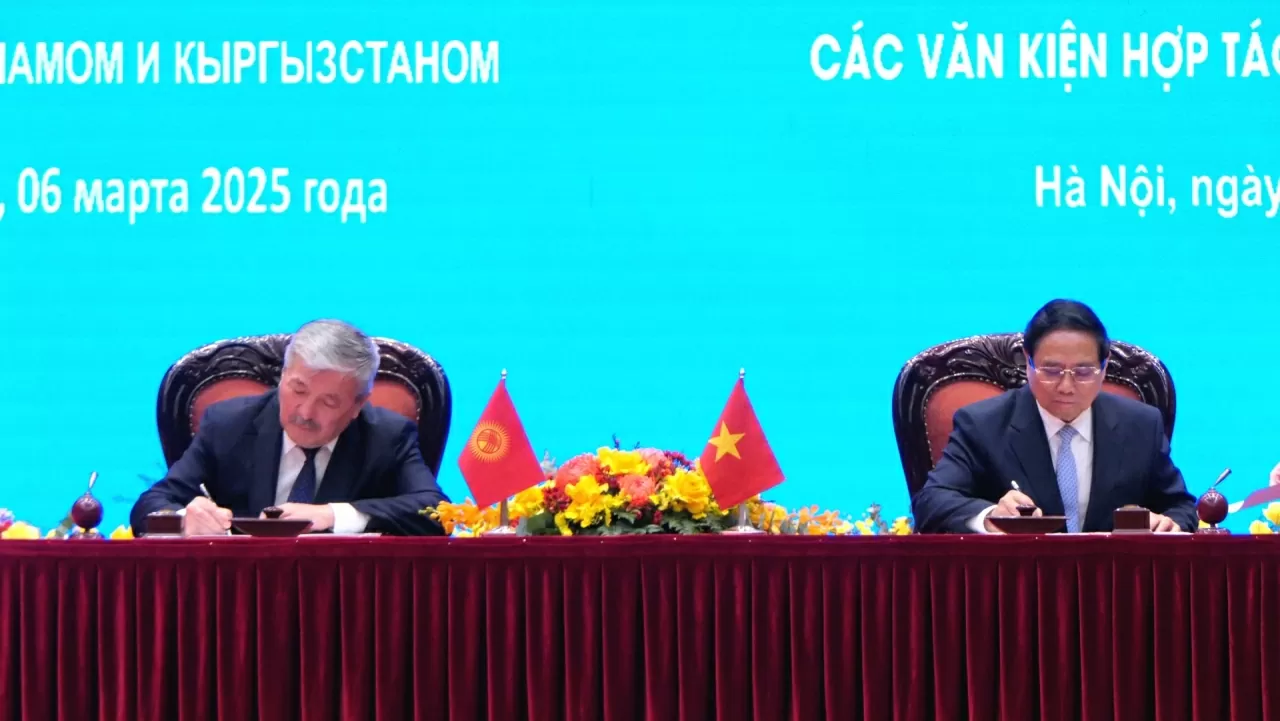 Hai Thủ tướng ký Tuyên bố chung về kết quả chuyến thăm chính thức Việt Nam của Thủ tướng Kyrgyzstan Adylbek Kasymaliev. (Ảnh: Thành Long)