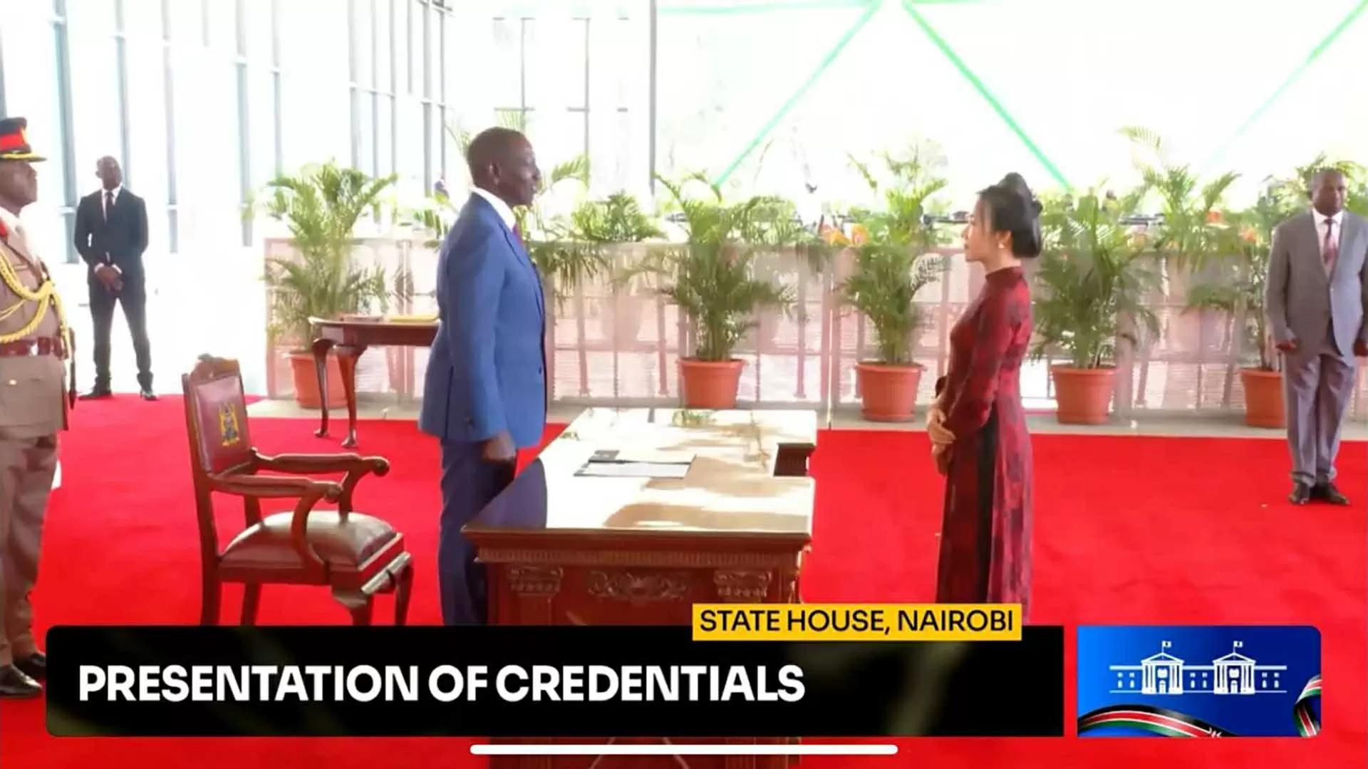 Đại sứ Vũ Thanh Huyền trình Thư ủy nhiệm lên Tổng thống Cộng hòa Kenya William Samoei Ruto. (Ảnh chụp màn hình) Đại sứ Vũ Thanh Huyền trình Thư ủy nhiệm lên Tổng thống Cộng hòa Kenya William Samoei Ruto. (Ảnh chụp màn hình)