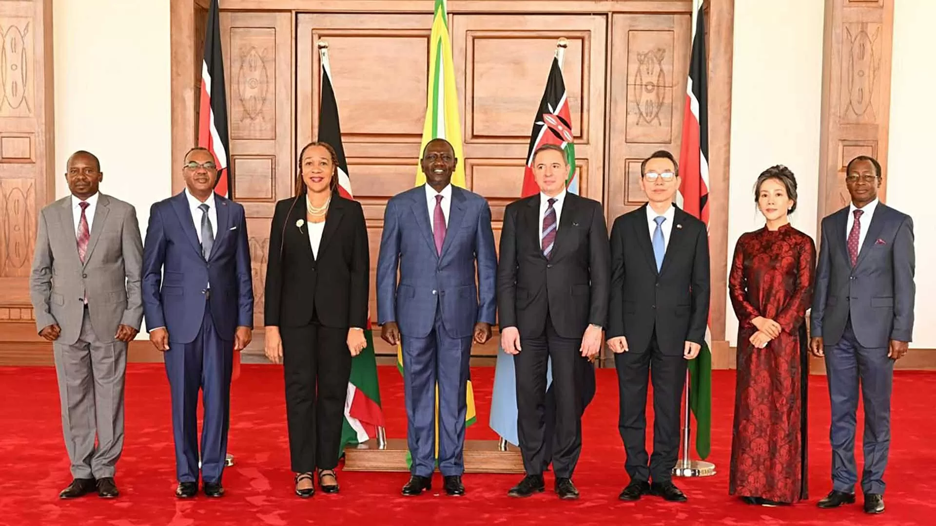 Tổng thống Cộng hòa Kenya William Samoei Ruto và Đại sứ Vũ Thanh Huyền cùng các đại biểu. Tổng thống Cộng hòa Kenya William Samoei Ruto và Đại sứ Vũ Thanh Huyền cùng các đại biểu.