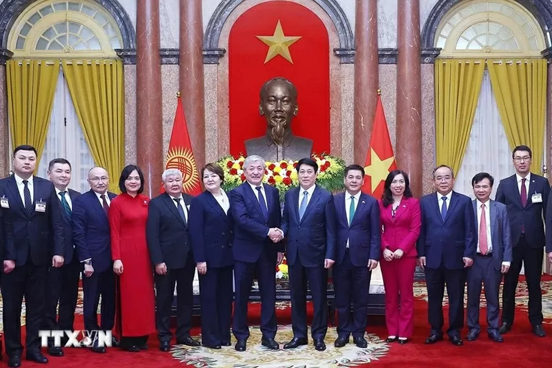 Chủ tịch nước Lương Cường với Thủ tướng Cộng hòa Kyrgyzstan Adylbek Kasimalyev và các đại biểu. (Nguồn: TTXVN)