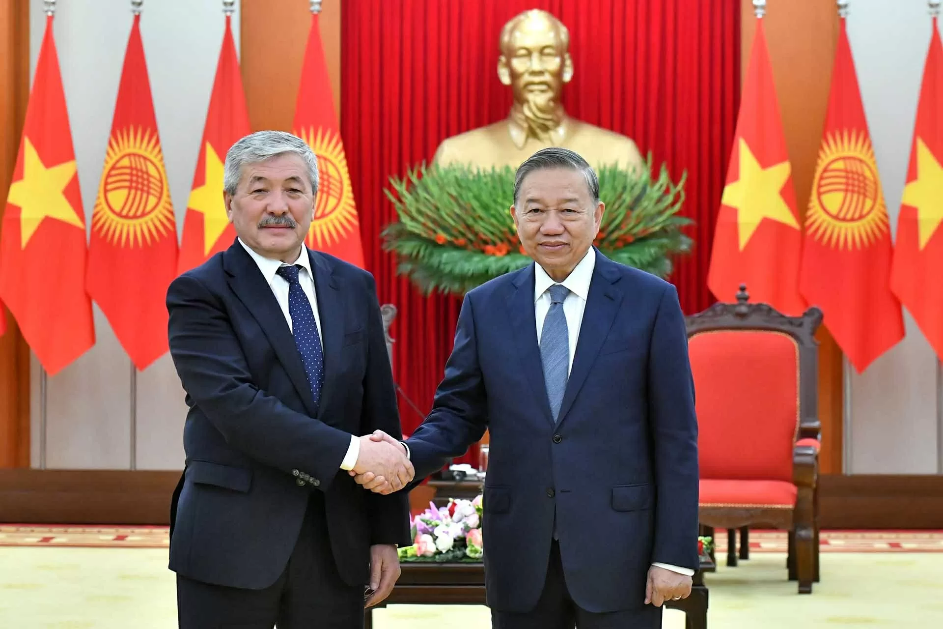 Tổng Bí thư Tô Lâm tiếp Thủ tướng Cộng hòa Kyrgyzstan Adylbek Kasimalyev Tổng Bí thư Tô Lâm tiếp Thủ tướng Cộng hòa Kyrgyzstan Adylbek Kasimalyev