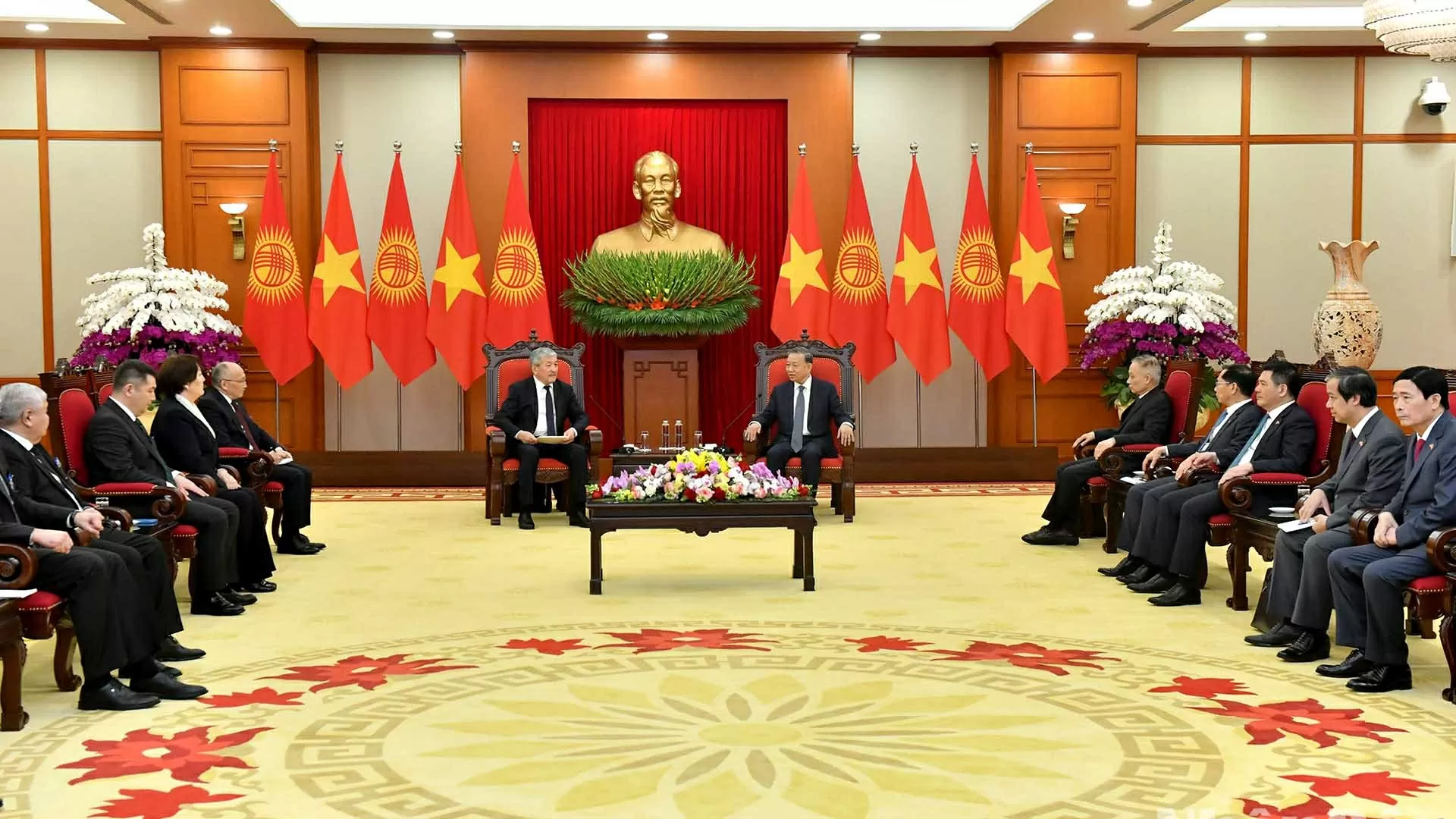 Tổng Bí thư Tô Lâm tiếp Thủ tướng Cộng hòa Kyrgyzstan Adylbek Kasimalyev Tổng Bí thư Tô Lâm tiếp Thủ tướng Cộng hòa Kyrgyzstan Adylbek Kasimalyev