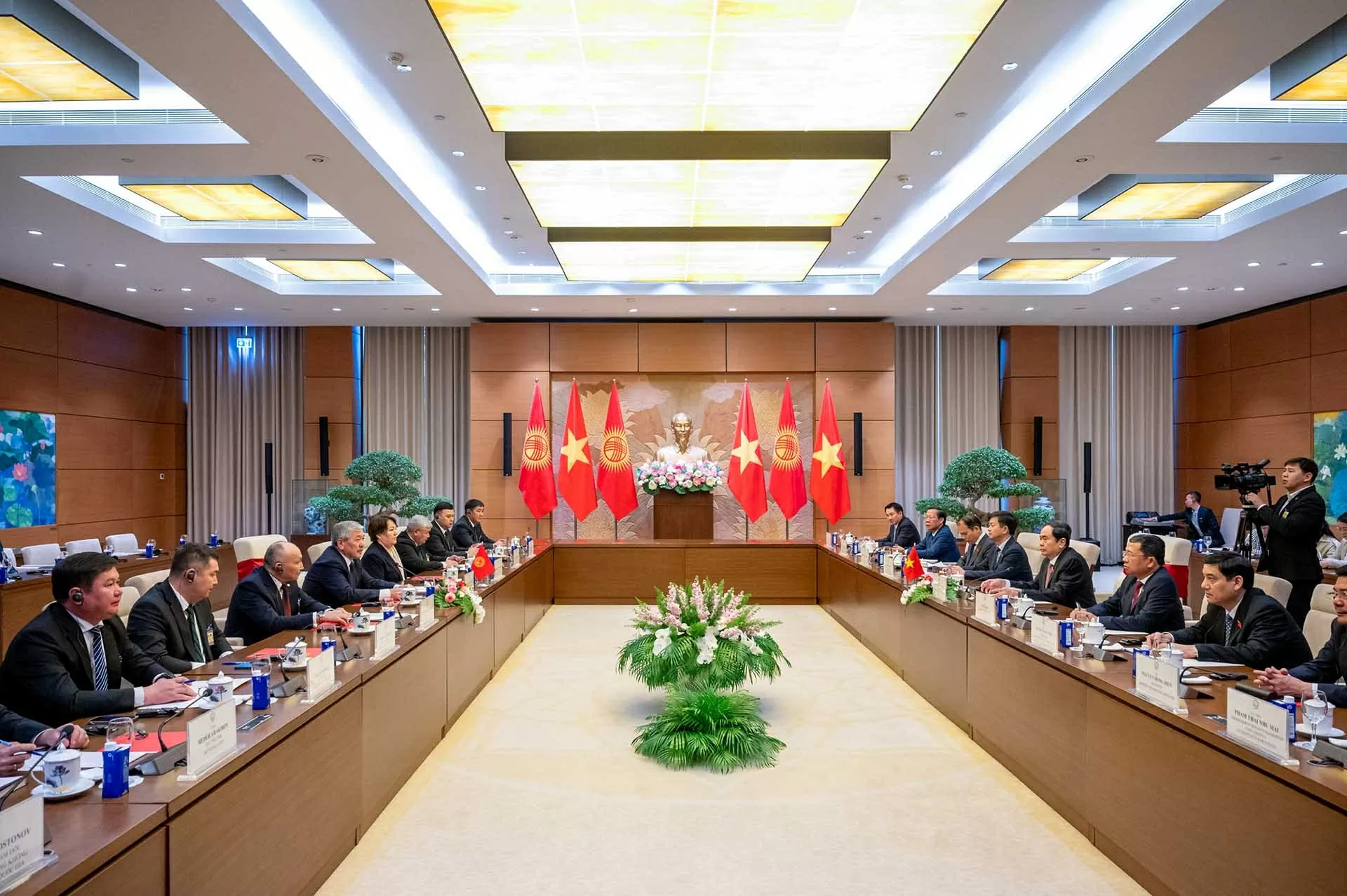 Chủ tịch Quốc hội Trần Thanh Mẫn hội kiến Thủ tướng Cộng hòa Kyrgyzstan Adylbek Kasimalyev. (Nguồn: quochoi.vn)