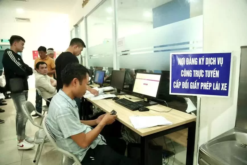 Từ ngày 1/3/2025, có bắt buộc đổi giấy phép lái xe theo mẫu mới không?