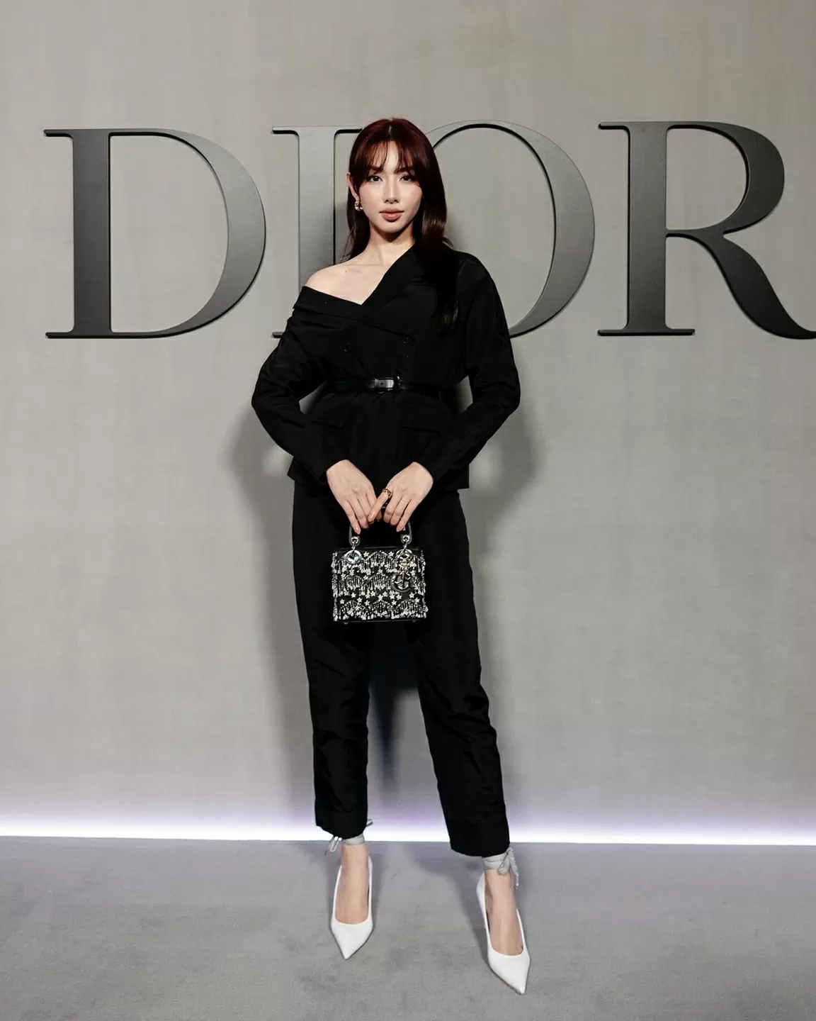 Hai lần dự chung show thời trang quốc tế của Hoa hậu Thùy Tiên và Jisoo BlackPink