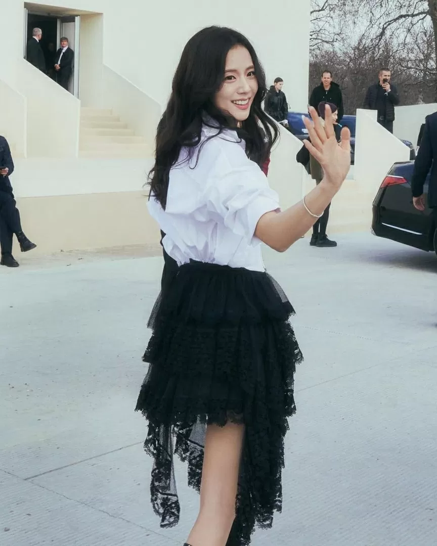 Hai lần dự chung show thời trang quốc tế của Hoa hậu Thùy Tiên và Jisoo BlackPink