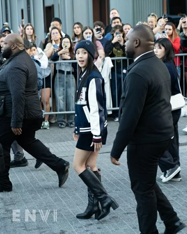 Hai lần dự chung show thời trang quốc tế của Hoa hậu Thùy Tiên và Jisoo BlackPink