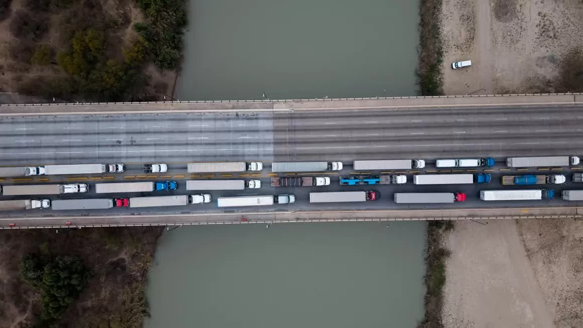 Xe tải xếp hàng để vào Hoa Kỳ trên biên giới Hoa Kỳ-Mexico. (Nguồn: Bloomberg) Xe tải xếp hàng để vào Hoa Kỳ trên biên giới Hoa Kỳ-Mexico. (Nguồn: Bloomberg)