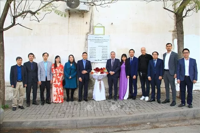 Dâng hoa tưởng niệm các nhà báo Algeria hy sinh ở Việt Nam năm 1974 Dâng hoa tưởng niệm các nhà báo Algeria hy sinh ở Việt Nam năm 1974