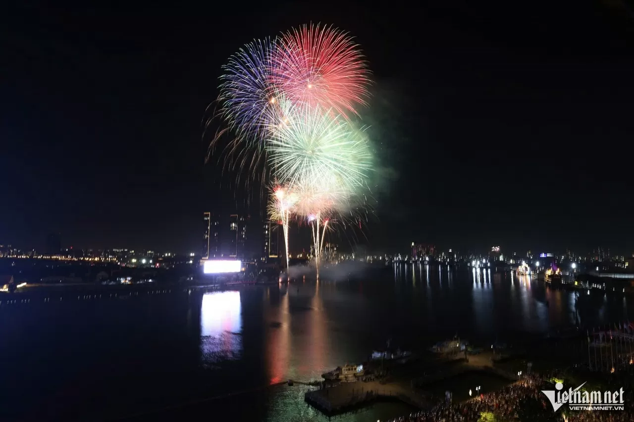 TP. Hồ Chí Minh bắn pháo hoa nghệ thuật chào mừng kỷ niệm 49 năm ngày Giải phóng miền Nam, thống nhất đất nước (30/4/1975 - 30/4/2024). (Ảnh: Kiên Cường)