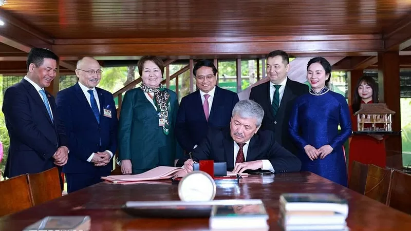 Thủ tướng Việt Nam và Kyrgyzstan thăm Khu Di tích Chủ tịch Hồ Chí Minh Thủ tướng Việt Nam và Kyrgyzstan thăm Khu Di tích Chủ tịch Hồ Chí Minh