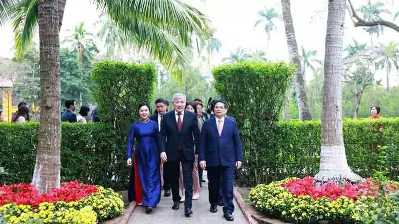 Thủ tướng Việt Nam và Kyrgyzstan thăm Khu Di tích Chủ tịch Hồ Chí Minh