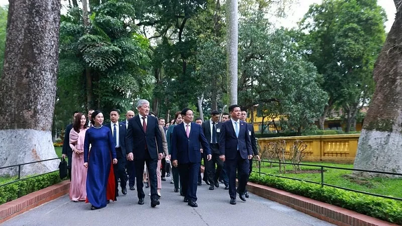 Thủ tướng Việt Nam và Kyrgyzstan thăm Khu Di tích Chủ tịch Hồ Chí Minh