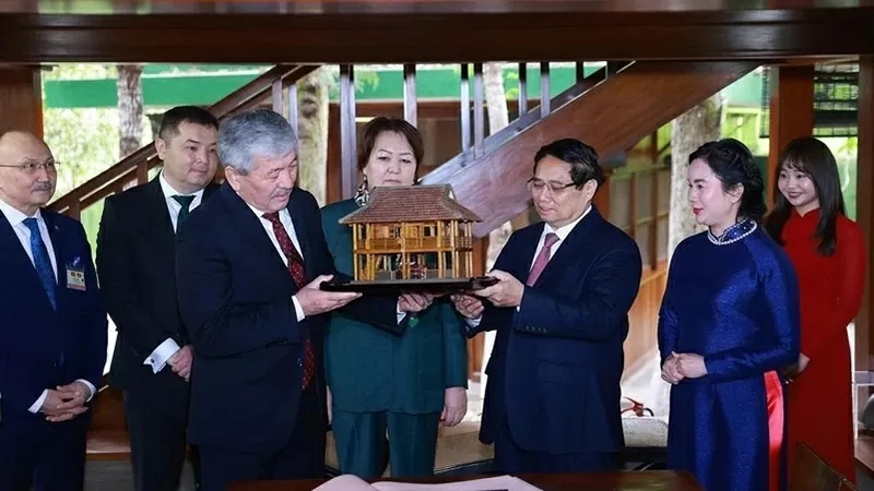 Thủ tướng Việt Nam và Kyrgyzstan thăm Khu Di tích Chủ tịch Hồ Chí Minh