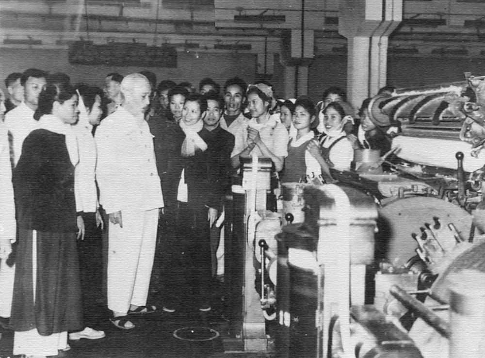 Chủ tịch Hồ Chí Minh đến thăm nhà máy dệt 8-3 Hà Nội nhân dịp kỷ niệm ngày Quốc tế phụ nữ 8/3/1965. (Ảnh: Trung tâm Lưu trữ quốc gia III - Cục Văn thư và Lưu trữ Nhà nước) Chủ tịch Hồ Chí Minh đến thăm nhà máy dệt 8-3 Hà Nội nhân dịp kỷ niệm ngày Quốc tế phụ nữ 8/3/1965. (Ảnh: Trung tâm Lưu trữ quốc gia III - Cục Văn thư và Lưu trữ Nhà nước)