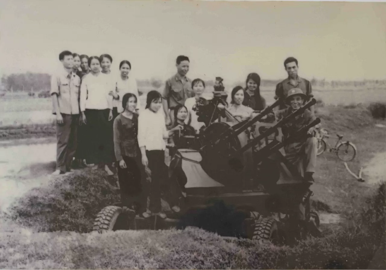 Cán bộ chiến sĩ trung đội súng máy 14,5mm huyện Đan Phượng xây dựng trận địa bảo vệ công trình thủy nông Đan Hoài năm 1969 Cán bộ chiến sĩ trung đội súng máy 14,5mm huyện Đan Phượng xây dựng trận địa bảo vệ công trình thủy nông Đan Hoài năm 1969