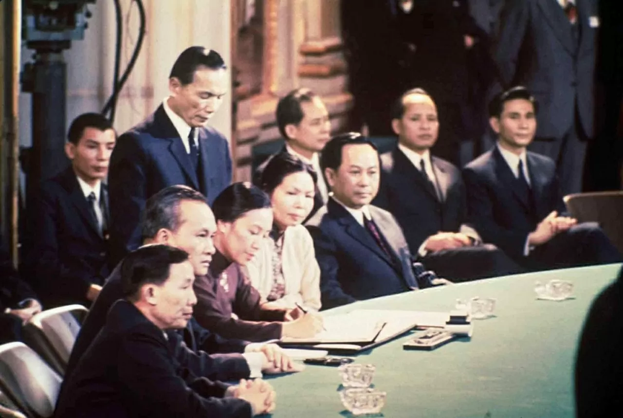 Bộ trưởng Ngoại giao Chính phủ Cách mạng lâm thời Cộng hòa miền Nam Việt Nam Nguyễn Thị Bình ký Hiệp định Paris, ngày 27/1/1973 Bộ trưởng Ngoại giao Chính phủ Cách mạng lâm thời Cộng hòa miền Nam Việt Nam Nguyễn Thị Bình ký Hiệp định Paris, ngày 27/1/1973