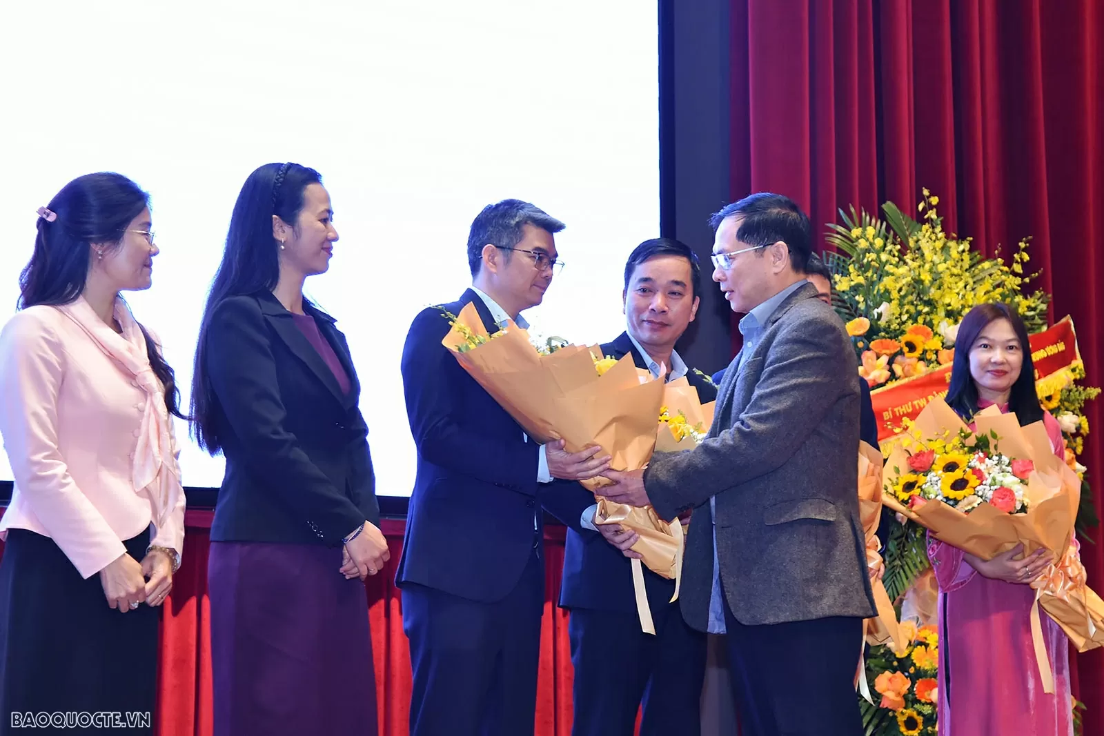 Phó Thủ tướng, Bộ trưởng Bùi Thanh Sơn chủ trì Hội nghị công bố các quyết định về công tác cán bộ của Bộ Ngoại giao