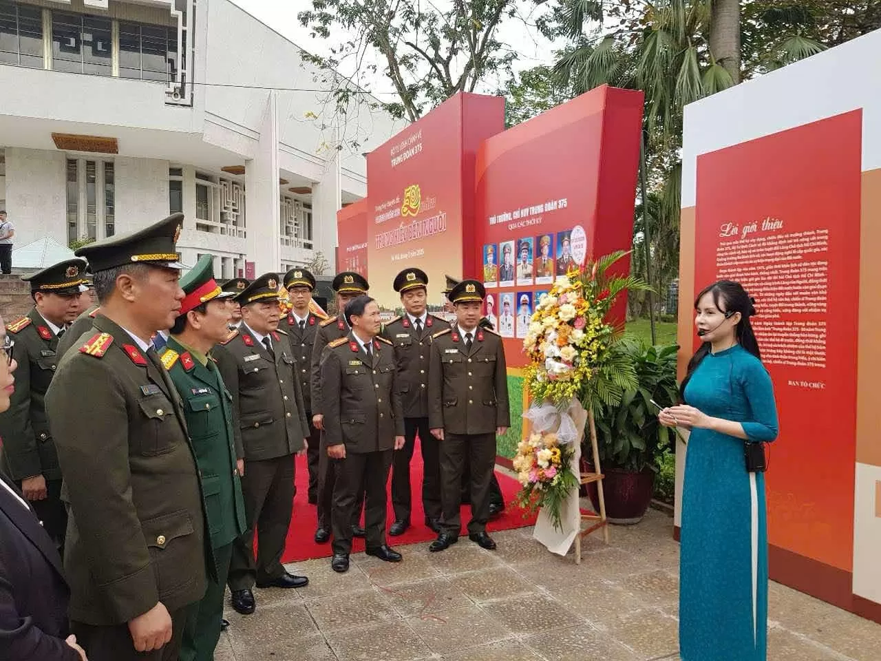 Triển lãm ảnh về truyền thống hào hùng của Trung đonaf 375 Triển lãm ảnh về truyền thống hào hùng của Trung đonaf 375