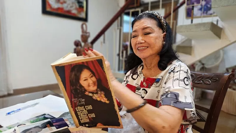 Nghệ sĩ Kim Cương lật từng trang cuốn hồi ký của bà “Sống cho người, sống cho mình”