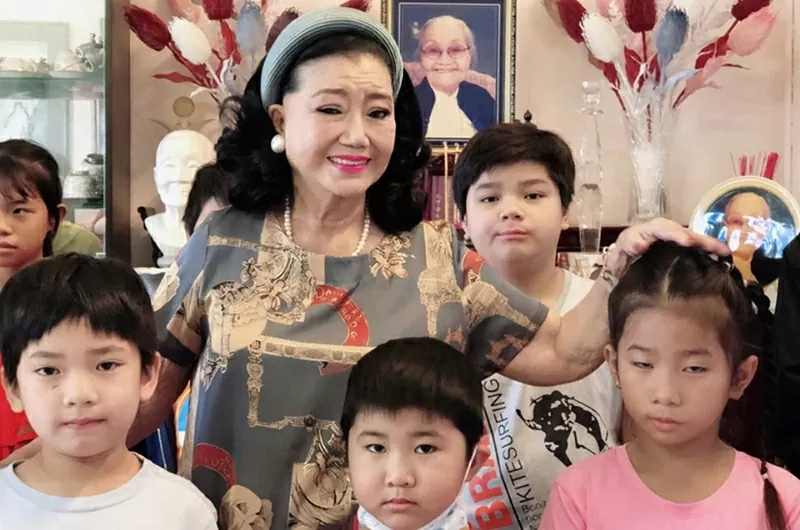 Nghệ sĩ Kim Cương trong 1 dịp trao học bổng cho con em nghệ sĩ nghèo