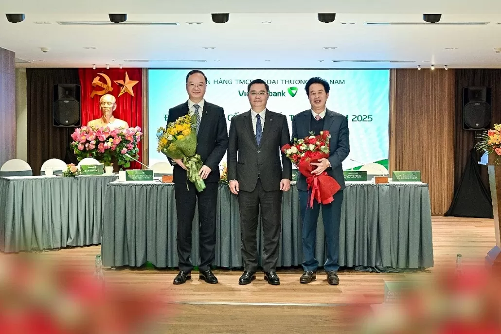 Ông Nguyễn Thanh Tùng - Chủ tịch HĐQT Vietcombank (đứng giữa) tặng hoa chúc mừng ông Lê Quang Vinh - Phó Tổng Giám đốc phụ trách Ban Điều hành (bên trái) đã được Đại hội bầu làm thành viên HĐQT Vietcombank nhiệm kỳ 2023 - 2028 và tặng hoa tri ân ông Nguyễn Mỹ Hào - nguyên Thành viên HĐQT Vietcombank nhiệm kỳ 2023 - 2028 (bên phải) Ông Nguyễn Thanh Tùng - Chủ tịch HĐQT Vietcombank (đứng giữa) tặng hoa chúc mừng ông Lê Quang Vinh - Phó Tổng Giám đốc phụ trách Ban Điều hành (bên trái) đã được Đại hội bầu làm thành viên HĐQT Vietcombank nhiệm kỳ 2023 - 2028 và tặng hoa tri ân ông Nguyễn Mỹ Hào - nguyên Thành viên HĐQT Vietcombank nhiệm kỳ 2023 - 2028 (bên phải)