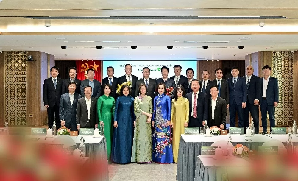 Đại biểu khách quý và Ban lãnh đạo Vietcombank chụp ảnh lưu niệm cùng ông Lê Quang Vinh – tân Thành viên HĐQT và ông Nguyễn Mỹ Hào – nguyên Thành viên HĐQT.