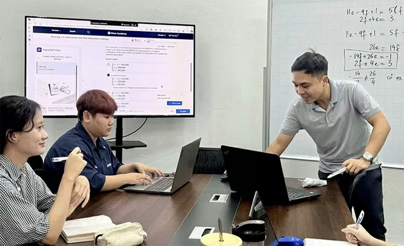 Thầy Phan Minh Đức cùng đội ngũ Future Me thảo luận về lộ trình học cho lớp học mở trên nền tảng Khan Academy