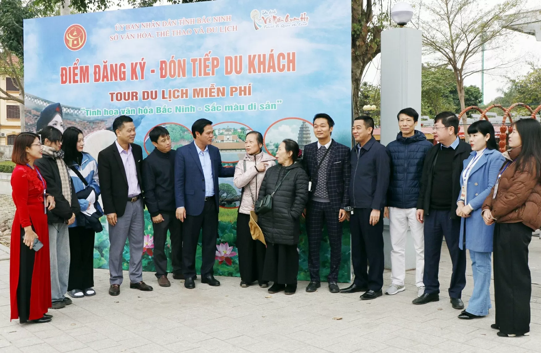 Phó Chủ tịch UBND tỉnh Lê Xuân Lợi (thứ 6 từ trái qua) trò chuyện với nhân dân và du khách tham gia tuor du lịch tham quan miễn phí. (Nguồn: Cổng Thông tin điện tử Bắc Ninh) Phó Chủ tịch UBND tỉnh Lê Xuân Lợi (thứ 6 từ trái qua) trò chuyện với nhân dân và du khách tham gia tuor du lịch tham quan miễn phí. (Nguồn: Cổng Thông tin điện tử Bắc Ninh)