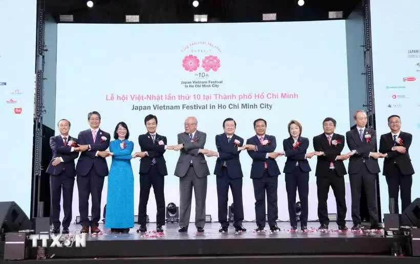 Đại biểu quan khách thực hiện nghi thức Thắt chặt tình hữu nghị, hợp tác giữa nhân dân Việt Nam-Nhật Bản
