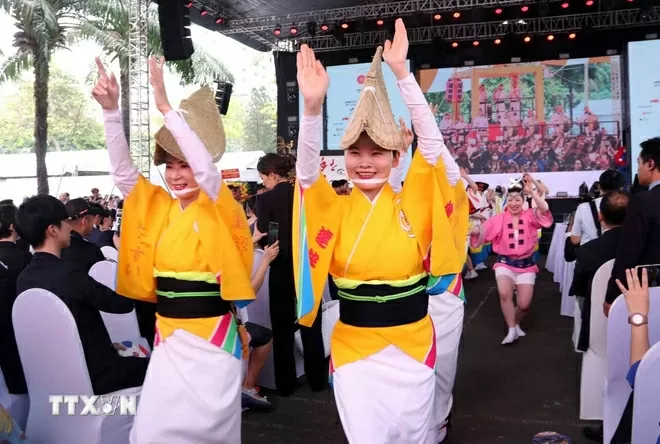 Tiết mục múa Awadori truyền thống do các nghệ sỹ Nhật Bản biểu diễn tại Lễ khai mạc. (Ảnh: Xuân Khu/TTXVN)